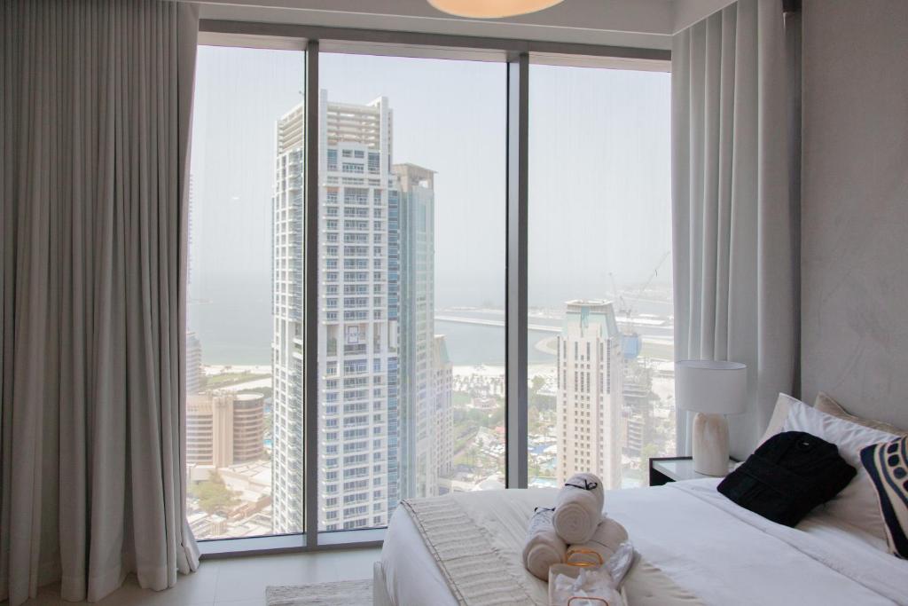 En eller flere senge i et værelse på Royal suites LIv Marina views