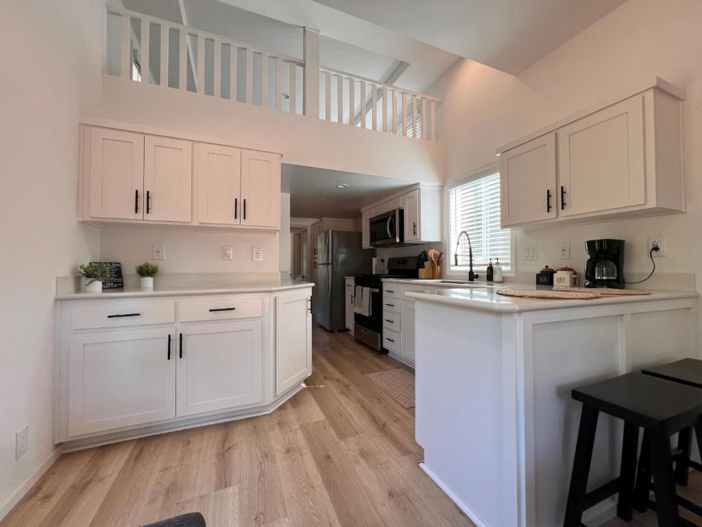 Køkken eller tekøkken på Tiny Blanca at Yosemite Gateway