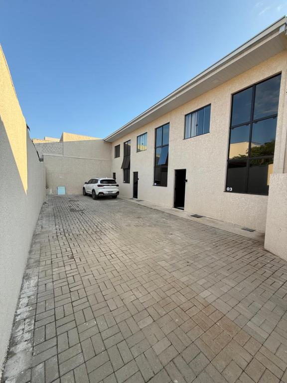 un'auto parcheggiata davanti a un edificio di Residencial DX a Guarapuava