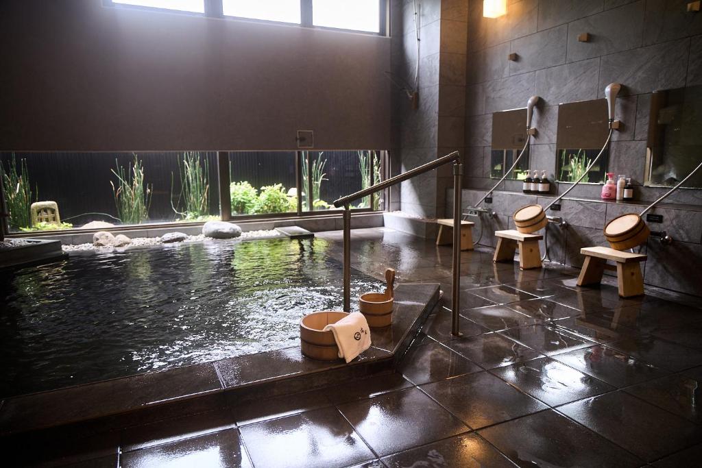 La salle de bains est pourvue d'une piscine d'eau et de toilettes. dans l'établissement Yumura Onsen MIDORIYA, à Yumura