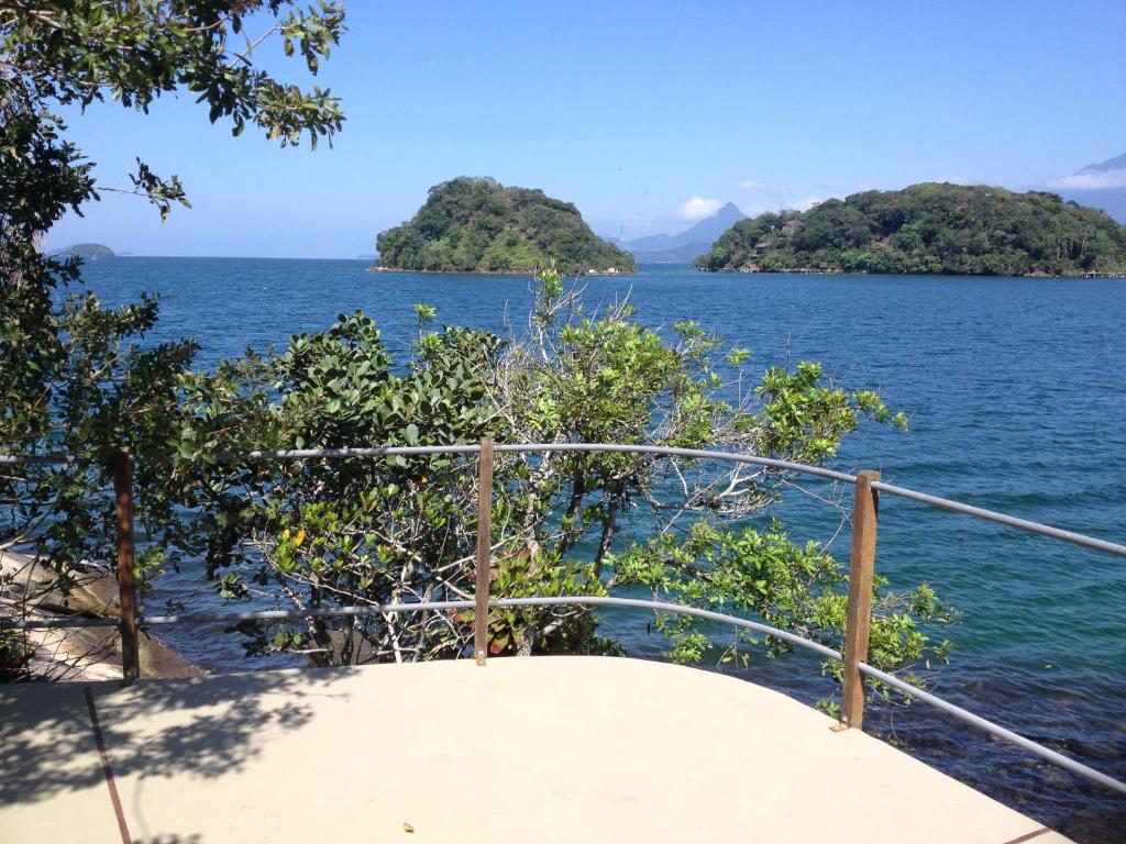 a view of the ocean from the deck of a boat at Casa Angra dos Reis in Angra dos Reis