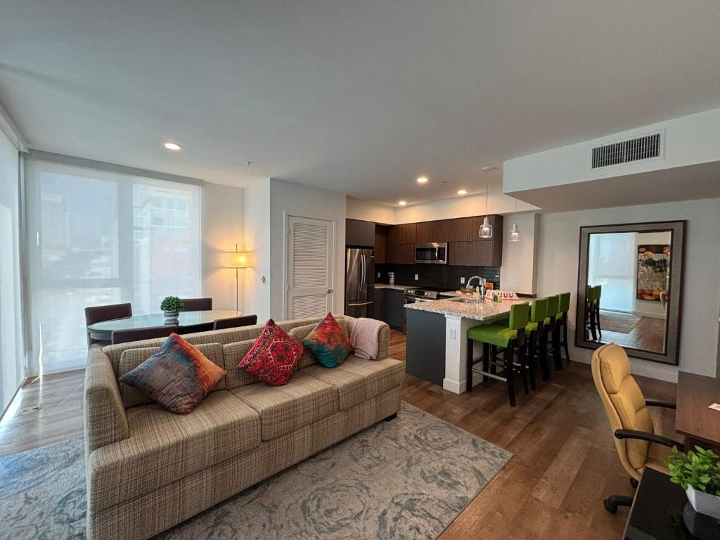 Η κουζίνα ή μικρή κουζίνα στο Glamorous KTown Boutique Residences with Rooftop view