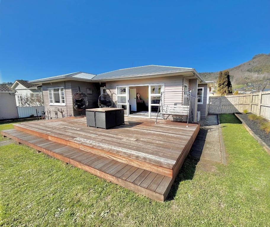 ネルソンにある3-Beds with Sunny Deck & Gardensの家の前の大きなデッキ