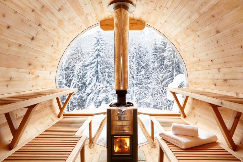 - Vistas al interior de una sauna con chimenea en Marmotte Mountain Retreat, en Chamonix-Mont-Blanc