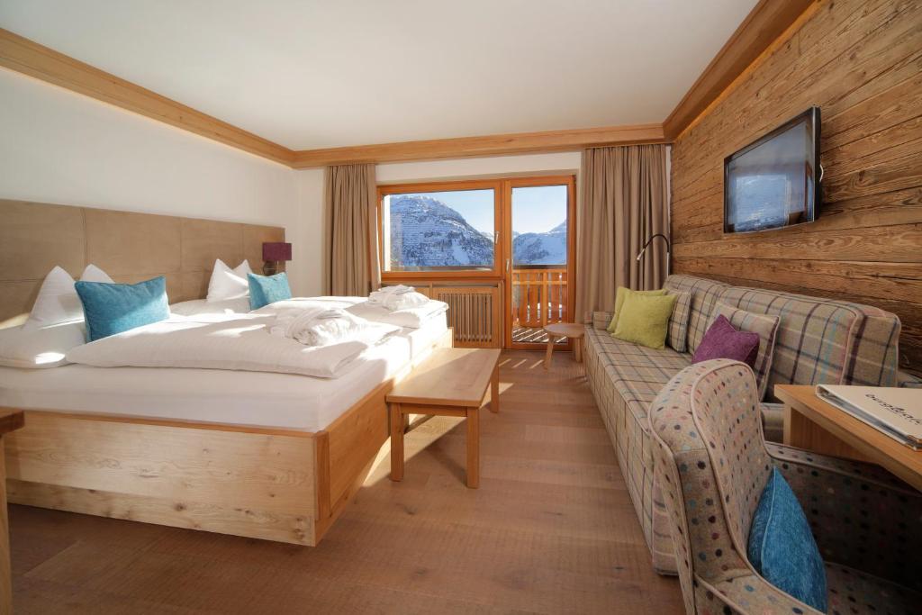 Postel nebo postele na pokoji v ubytování Hotel Burgwald - Ski In & Ski Out