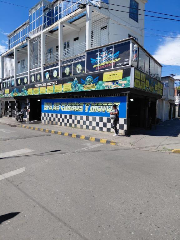 カリにあるApartahotel brisas de los alamosの建物前の道を歩く男