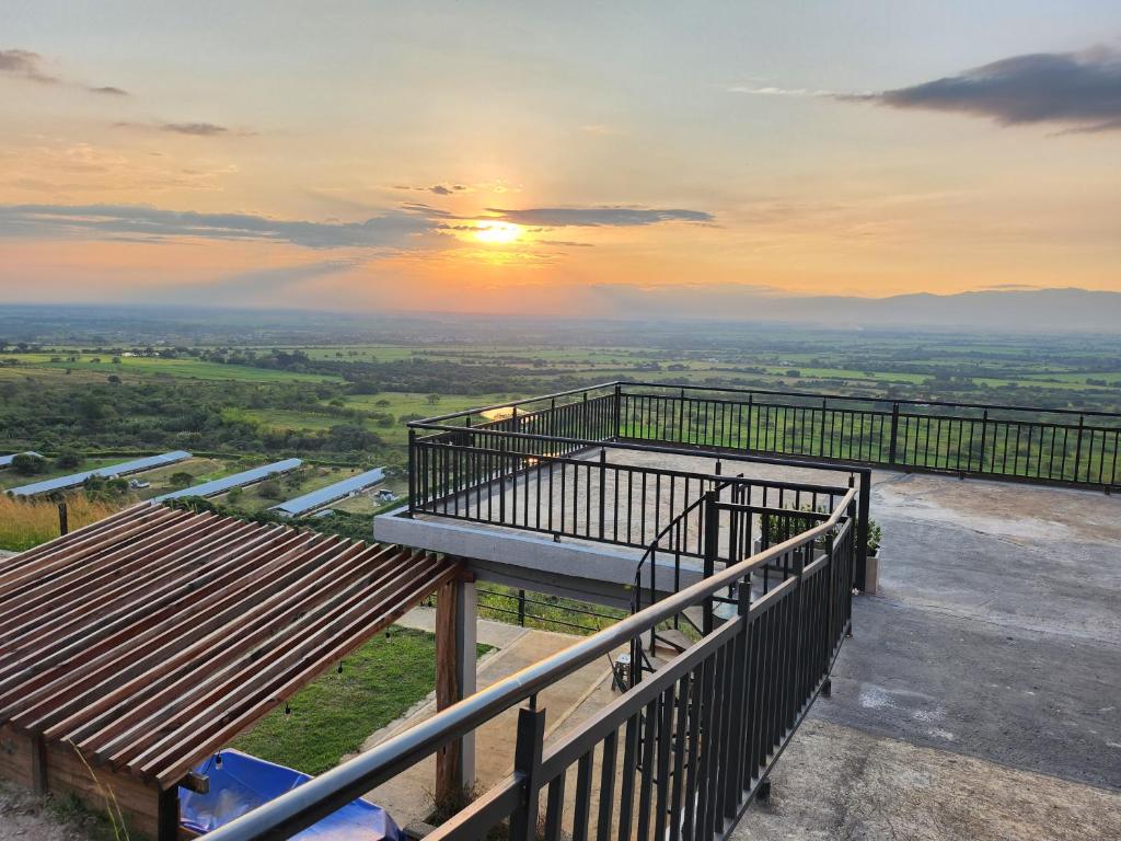 een uitzicht op de zonsondergang vanaf de top van een gebouw bij LA TRAGONA - Casa Campestre in El Cerrito