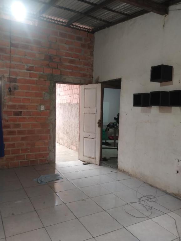 una habitación vacía con una pared de ladrillo y una puerta en Casa REDÁRIO Cop 30, en Belém