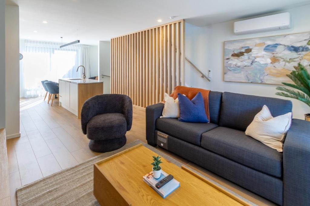 Luxurious 3-Bedroom Designer Townhouse With Garage - Resim 46