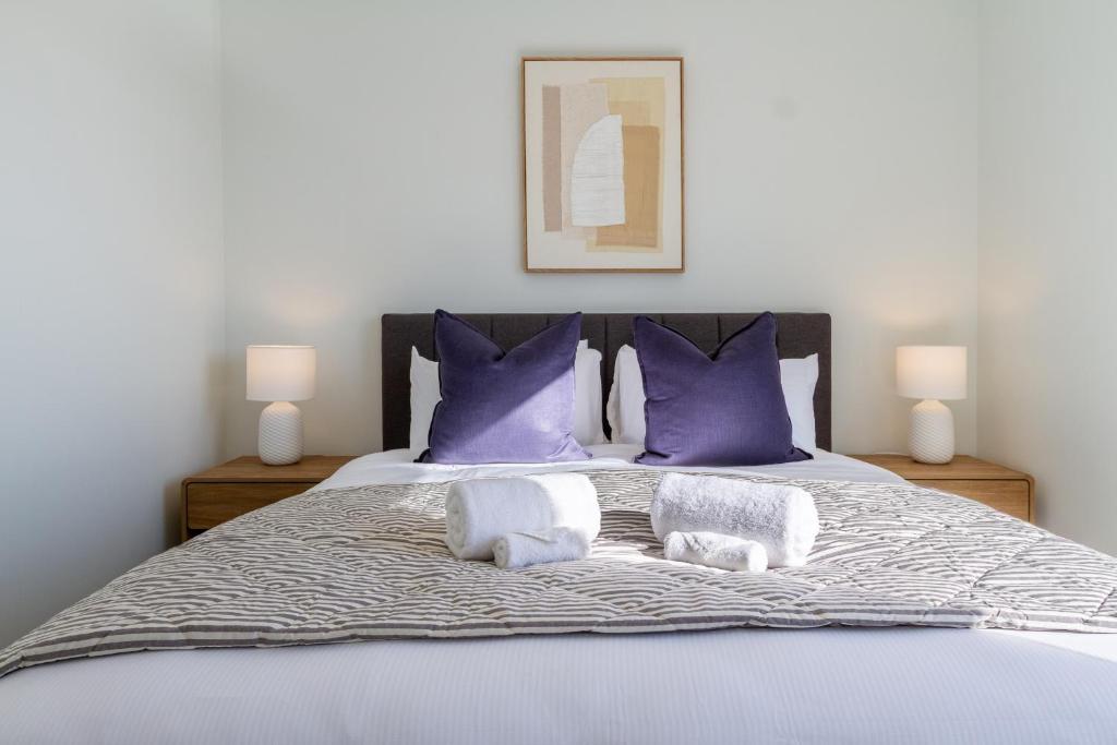 Luxurious 3-Bedroom Designer Townhouse With Garage - Resim 14