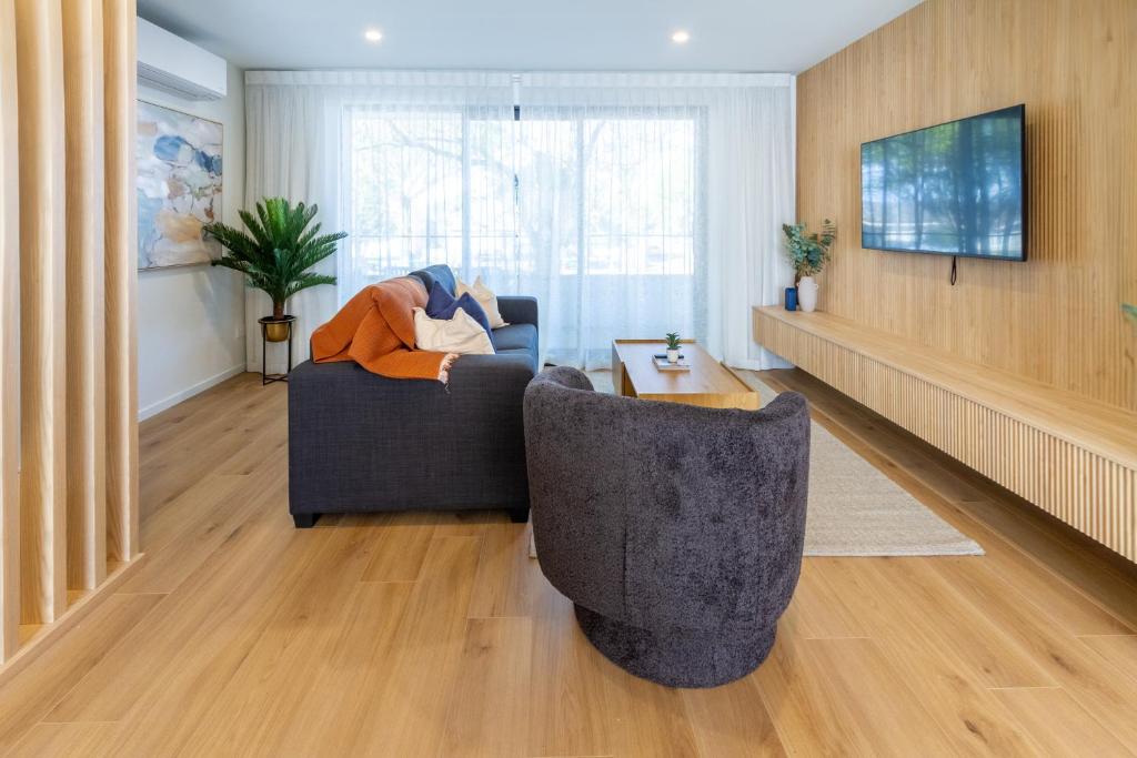 Luxurious 3-Bedroom Designer Townhouse With Garage - Resim 5