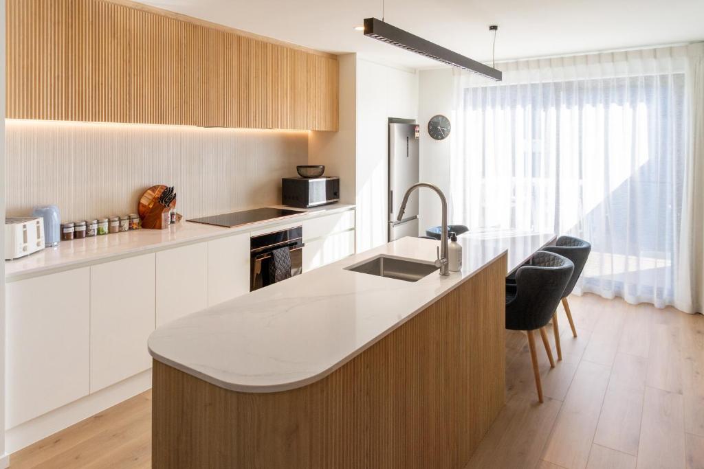 Luxurious 3-Bedroom Designer Townhouse With Garage - Resim 11