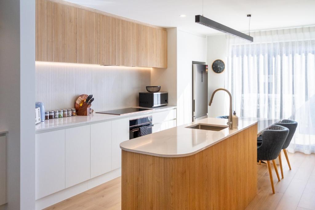 Luxurious 3-Bedroom Designer Townhouse With Garage - Resim 21