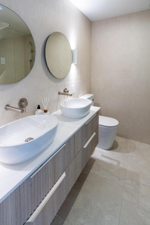 Luxurious 3-Bedroom Designer Townhouse With Garage - Resim 22