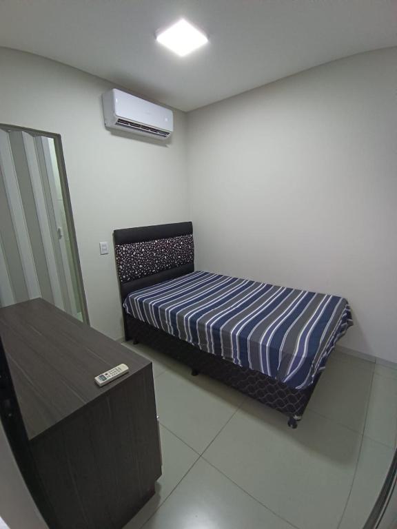 a small room with a bed and a table at Alojamiento in Santa Rita