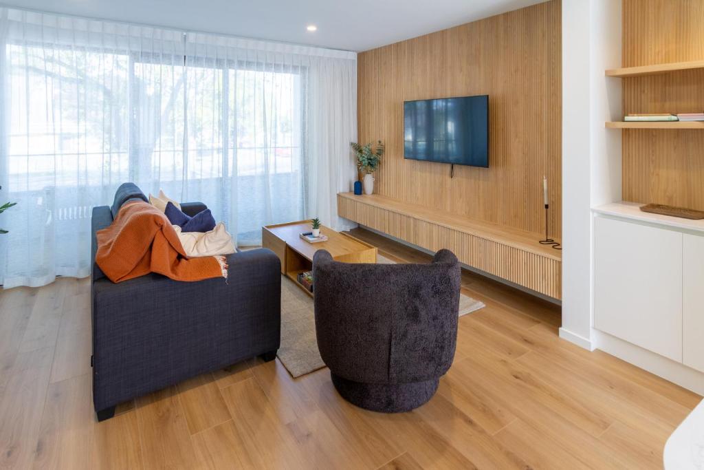 Luxurious 3-Bedroom Designer Townhouse With Garage - Resim 23