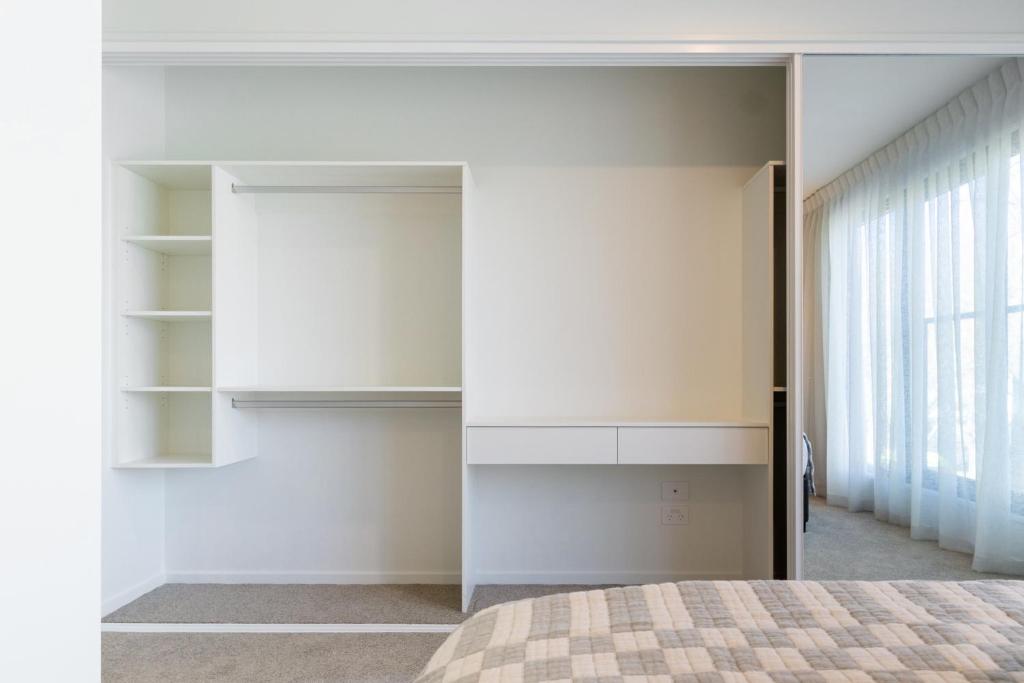 Luxurious 3-Bedroom Designer Townhouse With Garage - Resim 24