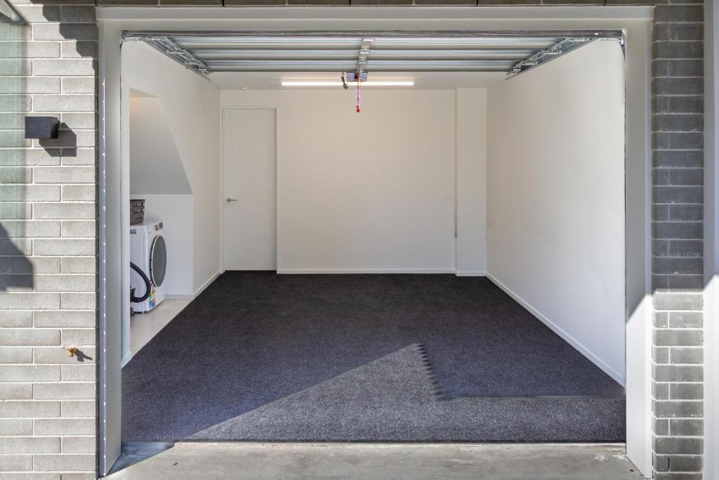 Luxurious 3-Bedroom Designer Townhouse With Garage - Resim 26