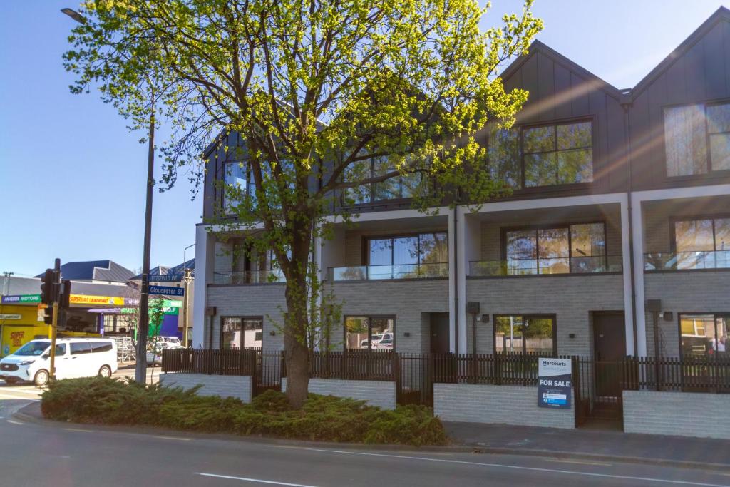 Luxurious 3-Bedroom Designer Townhouse With Garage - Resim 27