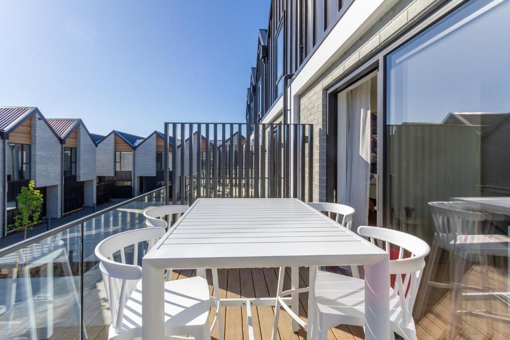 Luxurious 3-Bedroom Designer Townhouse With Garage - Resim 28