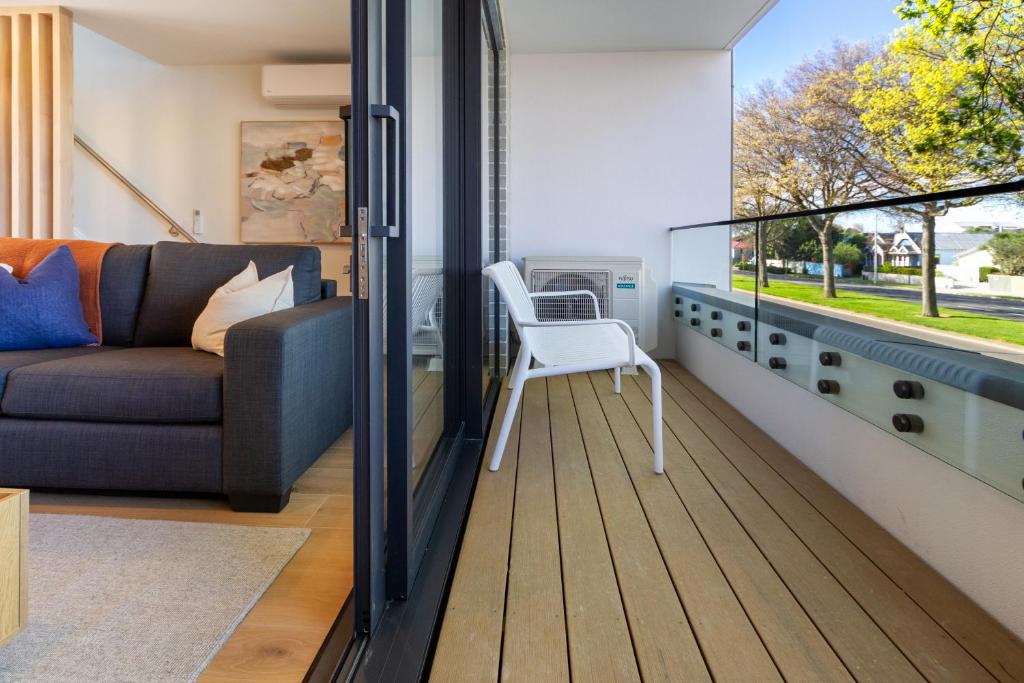 Luxurious 3-Bedroom Designer Townhouse With Garage - Resim 16