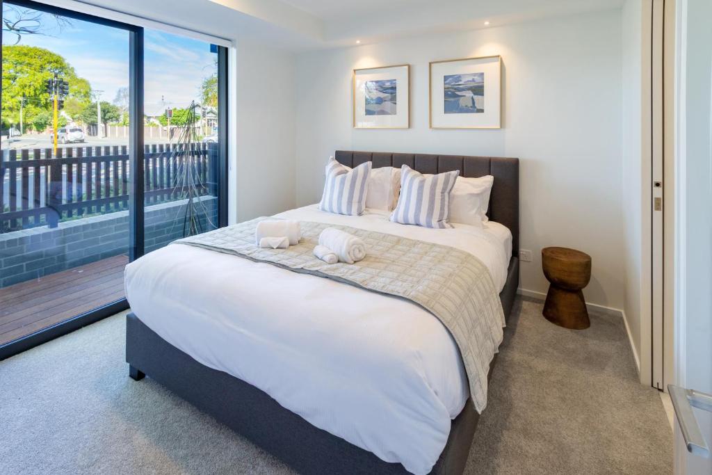 Luxurious 3-Bedroom Designer Townhouse With Garage - Resim 30