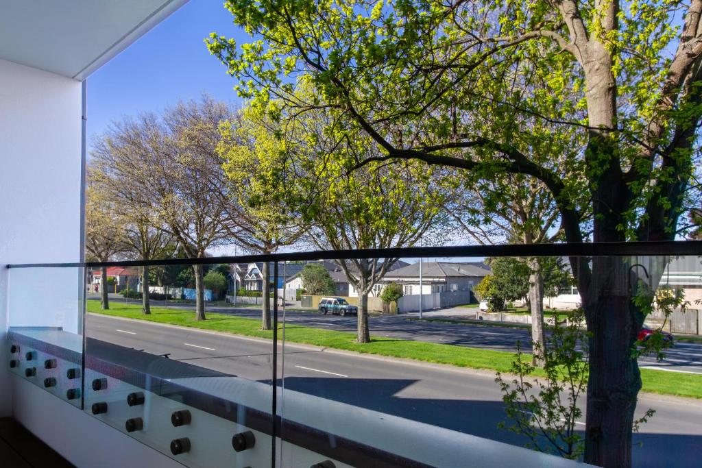 Luxurious 3-Bedroom Designer Townhouse With Garage - Resim 31