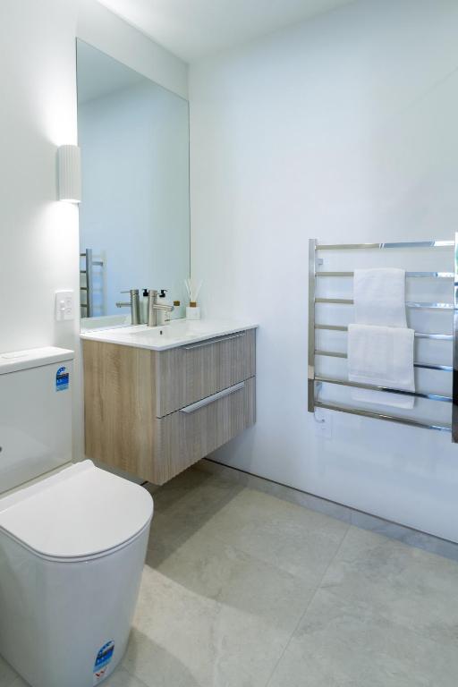 Luxurious 3-Bedroom Designer Townhouse With Garage - Resim 33