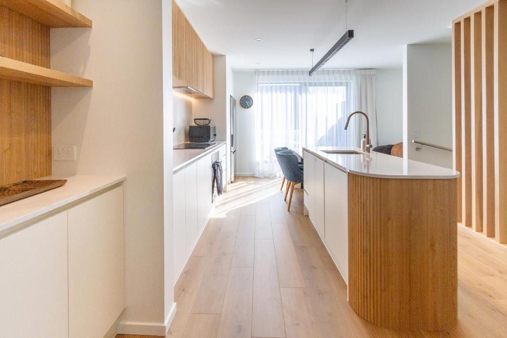 Luxurious 3-Bedroom Designer Townhouse With Garage - Resim 4