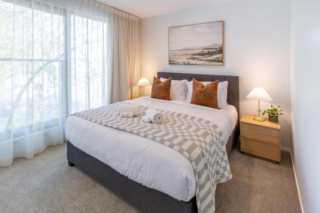 Luxurious 3-Bedroom Designer Townhouse With Garage - Resim 34