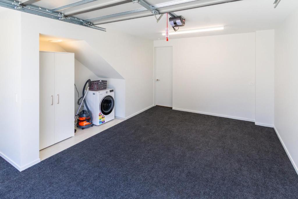 Luxurious 3-Bedroom Designer Townhouse With Garage - Resim 35