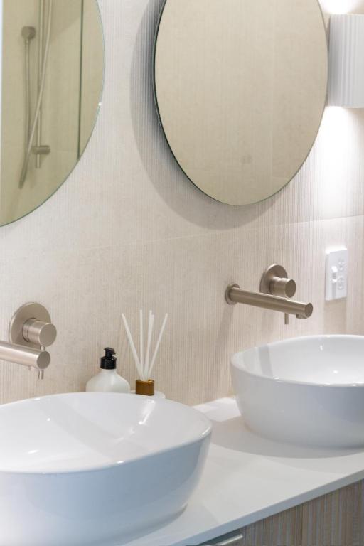 Luxurious 3-Bedroom Designer Townhouse With Garage - Resim 36