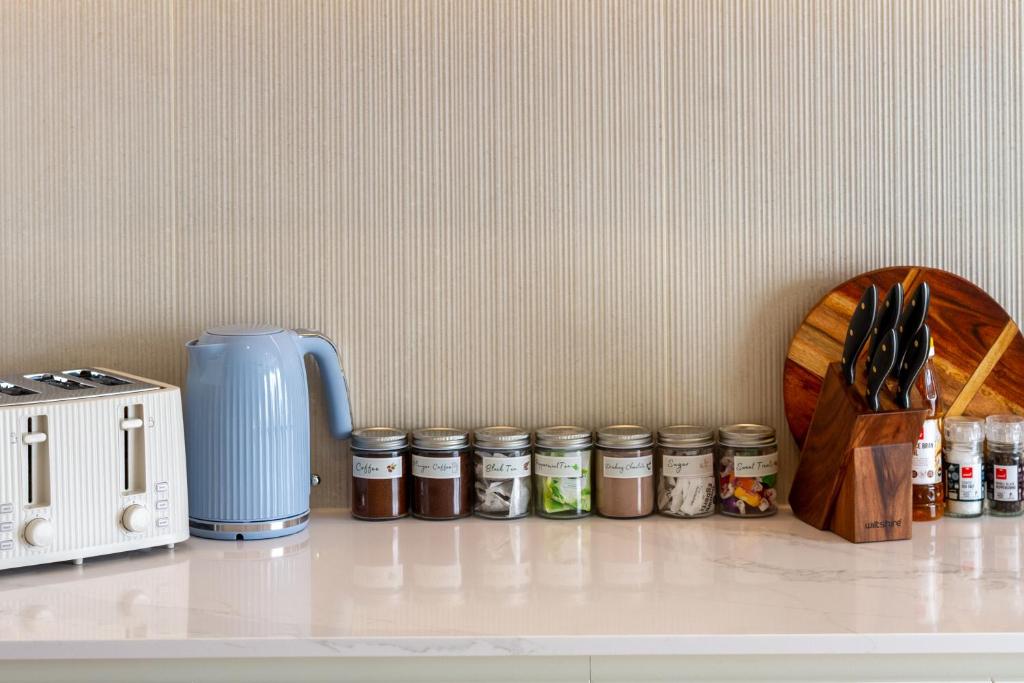 Luxurious 3-Bedroom Designer Townhouse With Garage - Resim 37