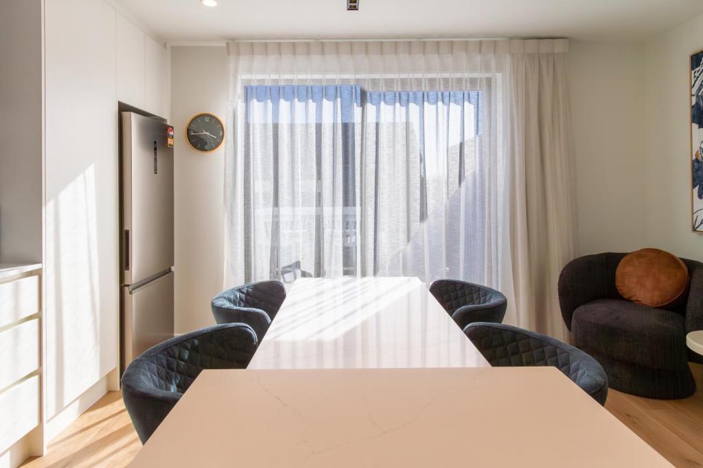 Luxurious 3-Bedroom Designer Townhouse With Garage - Resim 39