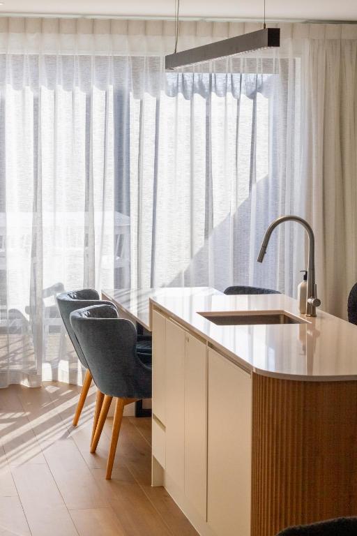 Luxurious 3-Bedroom Designer Townhouse With Garage - Resim 3