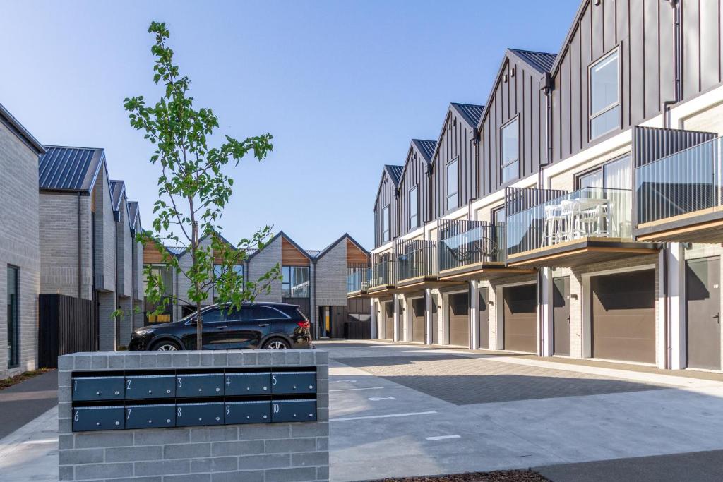 Luxurious 3-Bedroom Designer Townhouse With Garage - Resim 6