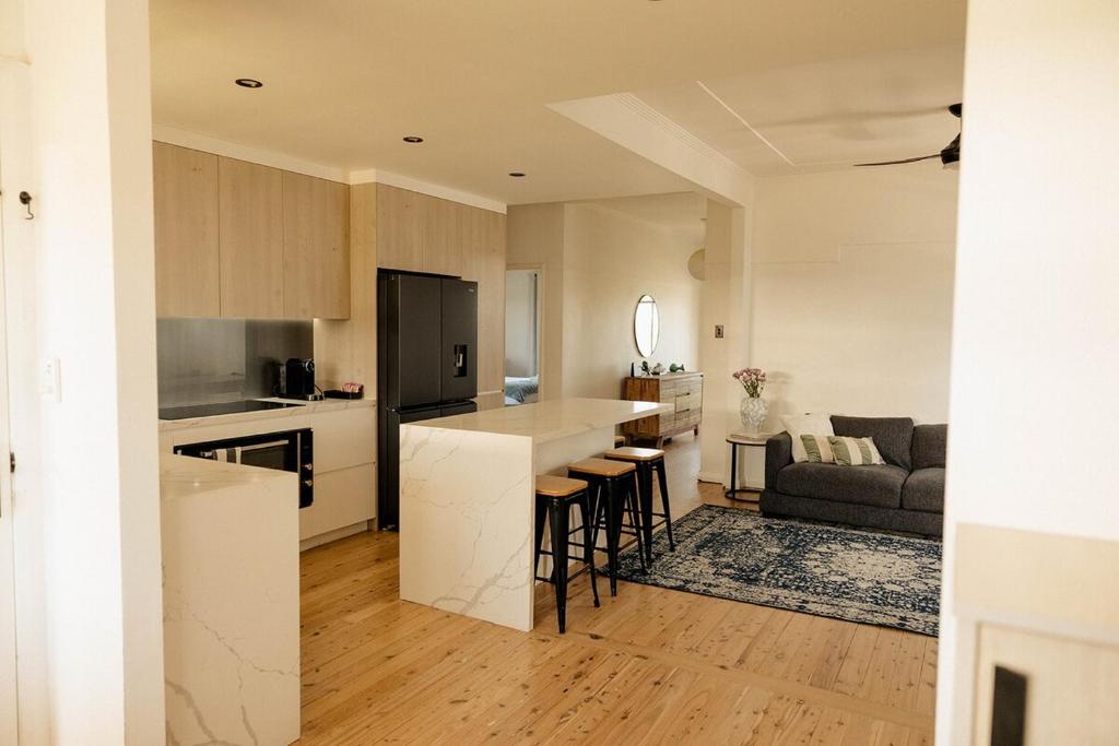 Η κουζίνα ή μικρή κουζίνα στο Family-Friendly Escape Walk to Cafés & Creek