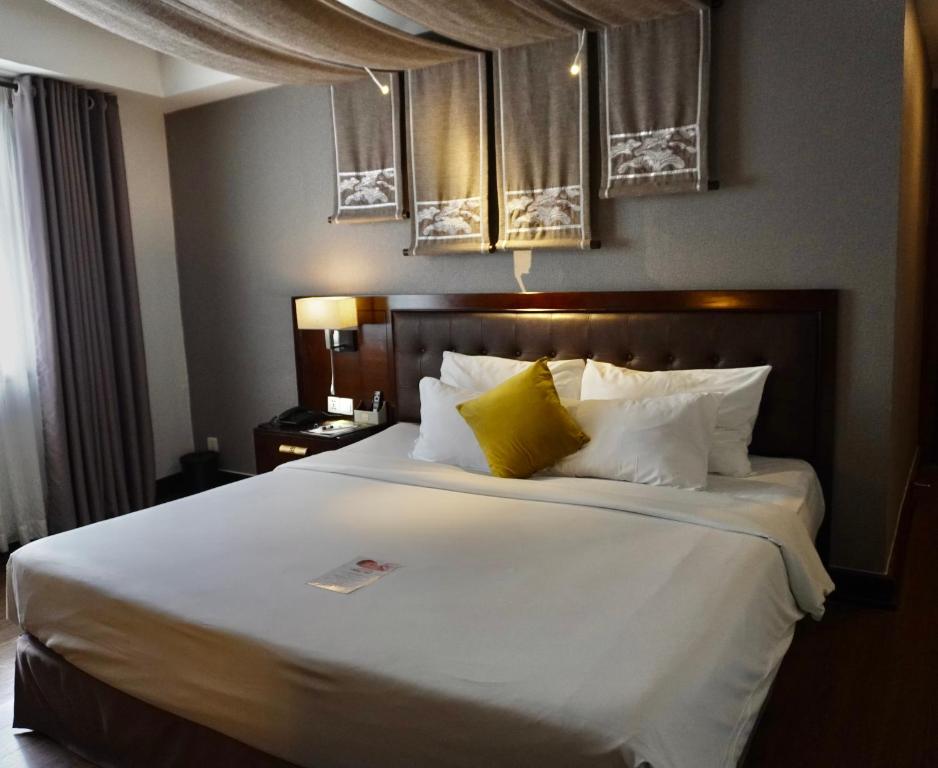 Deluxe Double Room (Daily free Minibar & (1) time Afternoon Tea)