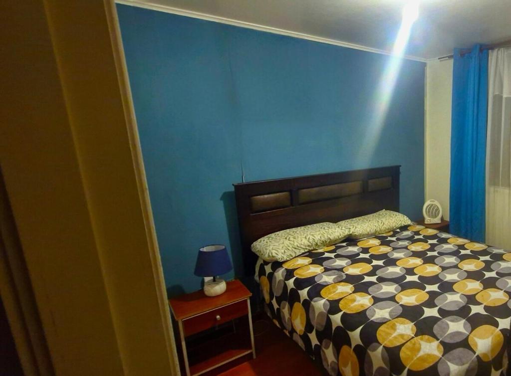 アントファガスタにあるApartamento enteroの青い壁のベッドルーム1室(ベッド1台付)