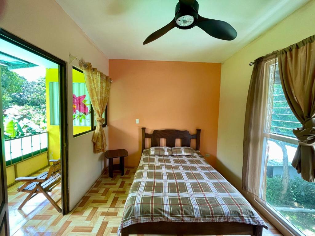 una camera da letto con un letto e un ventilatore a soffitto di Casona de Pani Altillo#10 a Liberia