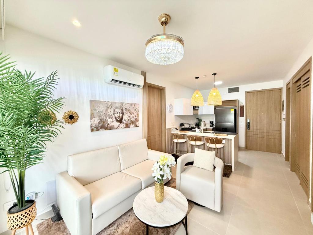 a living room with a couch and a table at Baia Krystal P4, 1A in Cartagena de Indias