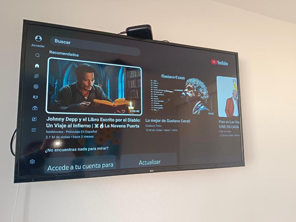 a television screen with a picture of a movie at Dpto Bordemar 1 in Las Cruces