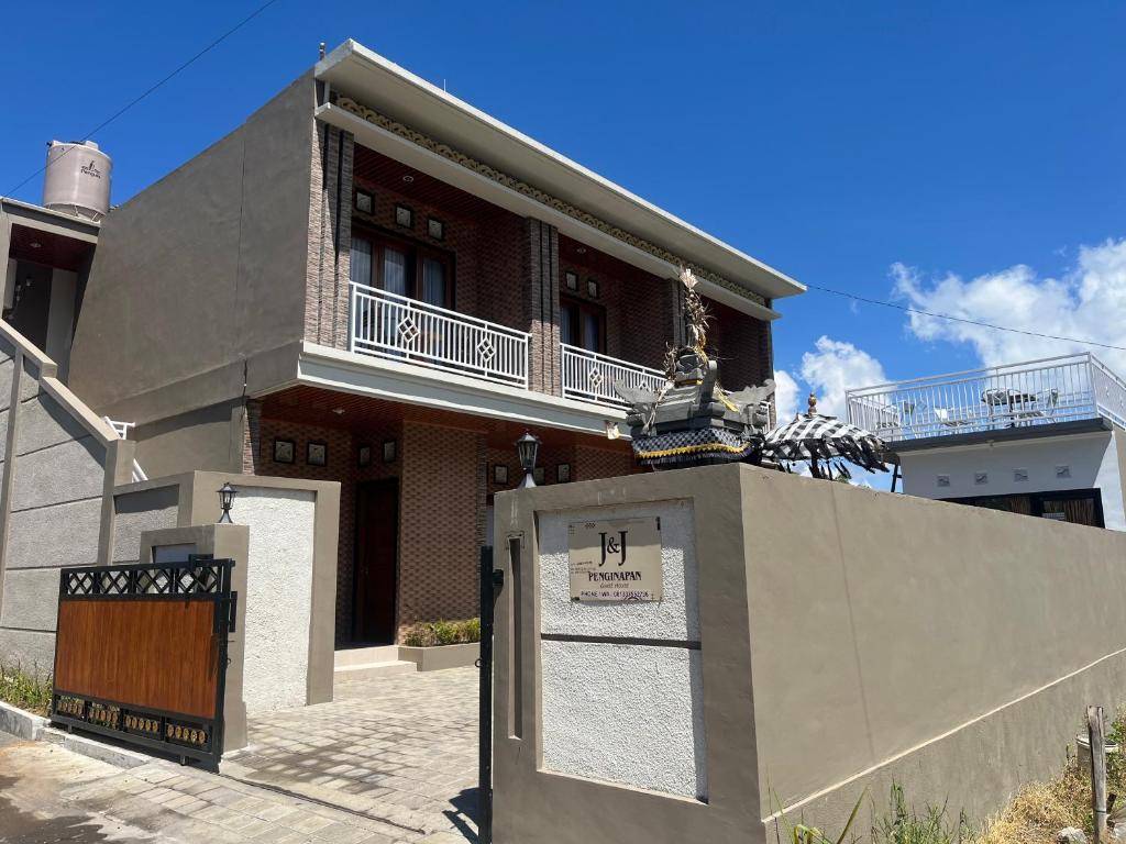 El edificio en el que está la casa de huéspedes