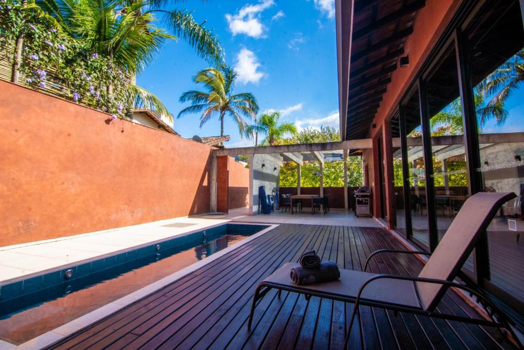 Casa nova em condomínio fechado no coração da Praia da Baleia