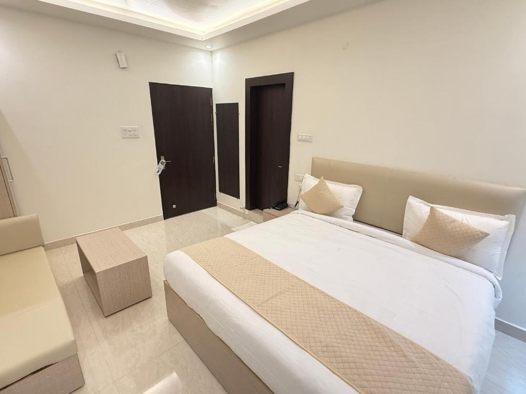 een slaapkamer met een groot bed in een kamer bij Hotel Crown Plaza in Prayagraj