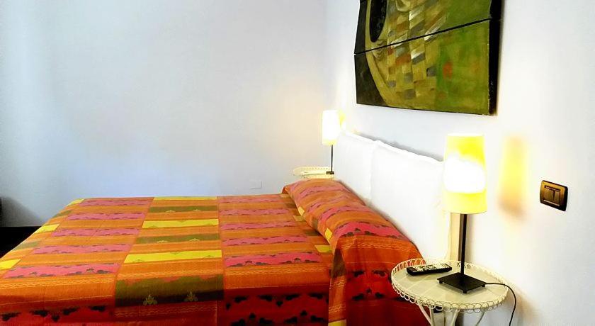 ピサにあるArcobalenoのベッドルーム1室(ベッド1台付)が備わります。壁には絵画が飾られています。