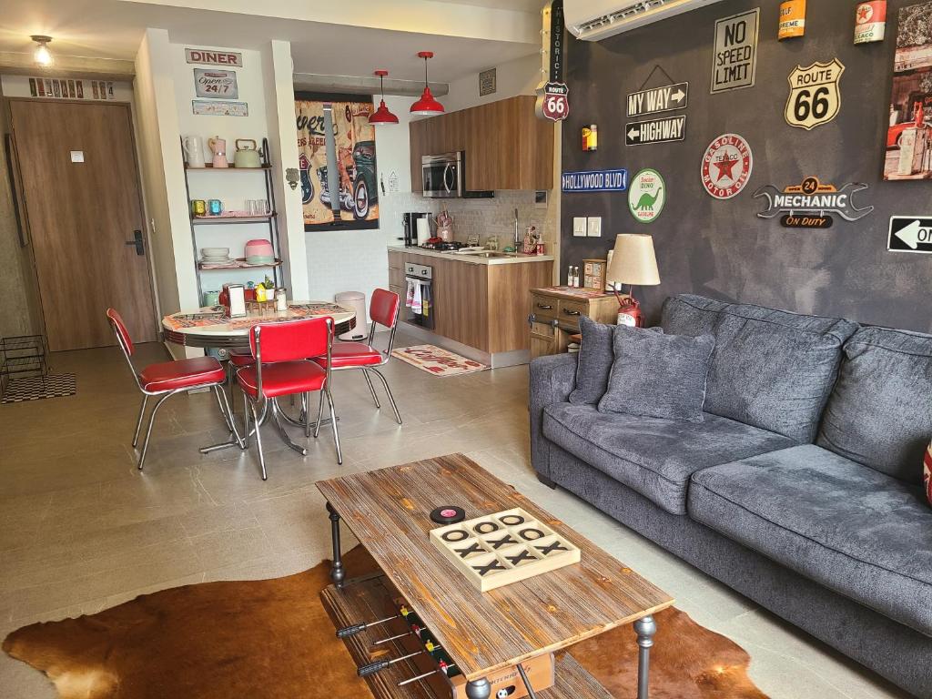 una sala de estar con un sofá y una mesa en In the financial district Tijuana 664 Aparthotel, en Tijuana