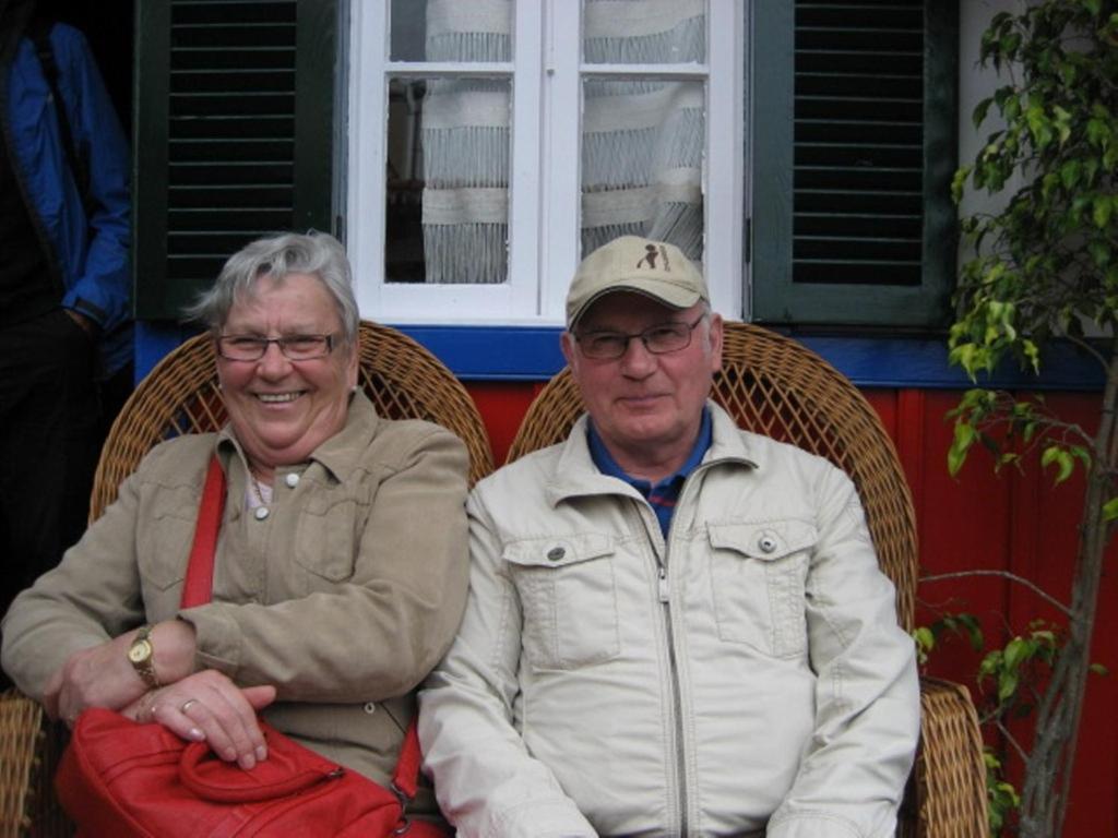 Ein älterer Mann und eine Frau auf einem Korbstuhl in der Unterkunft Ferienwohnung R & W Schulz in Altenau