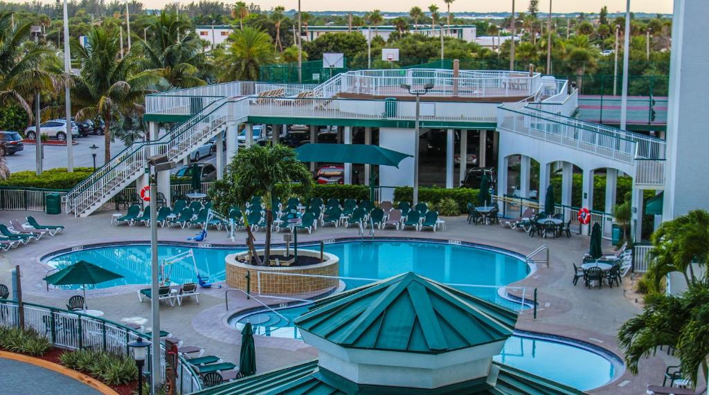 Der Swimmingpool an oder in der Nähe von The Resort on Cocoa Beach