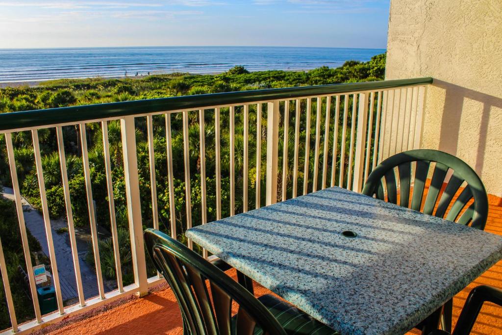 Ein Balkon oder eine Terrasse in der Unterkunft The Resort on Cocoa Beach